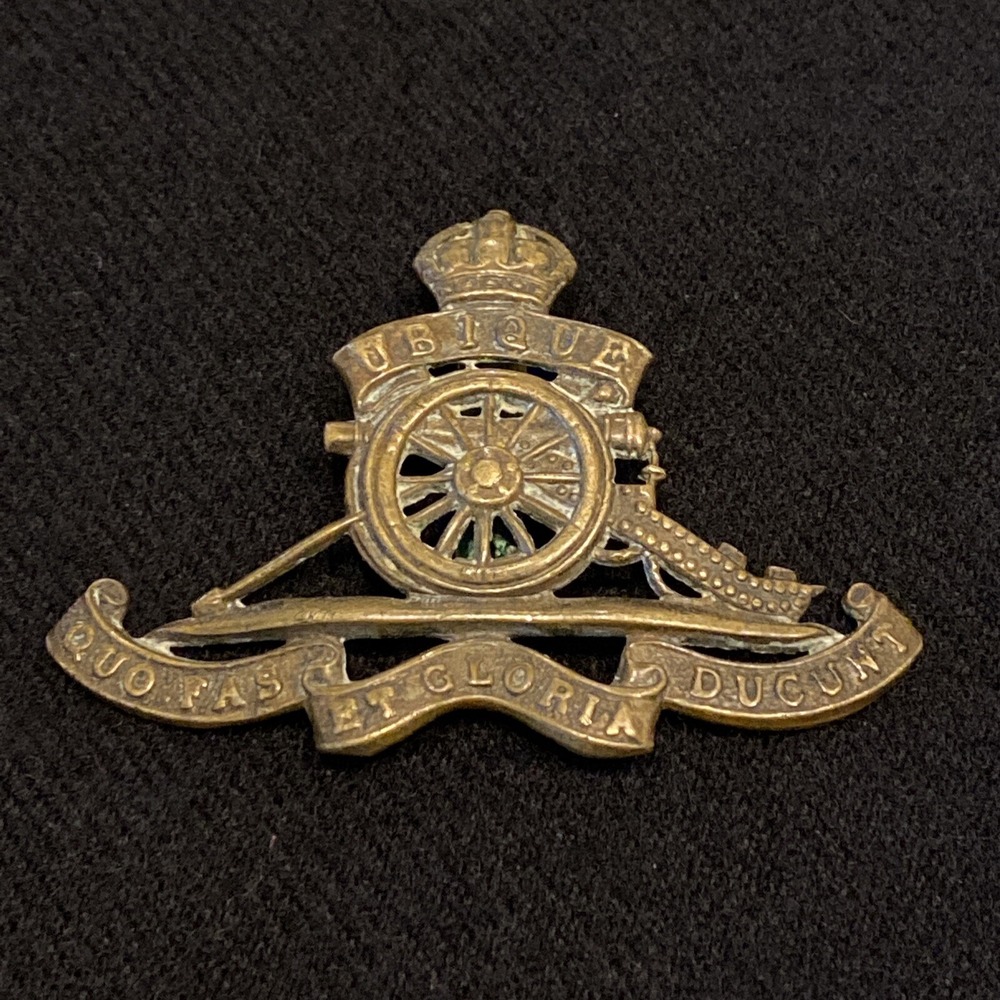 Vintage Canadian MILITARY CAP BADGE "UBIQUE QUO FAS ET GLORIA DUCUNT" Pre-Owned